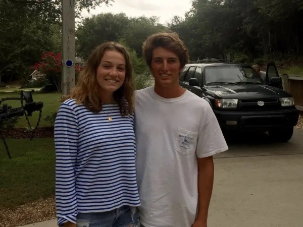 Бросила бутылку с письмом в океан и встретила парня. Эта история рвет TikTok Бросила бутылку с письмом в океан и встретила парня. Эта история рвет TikTok