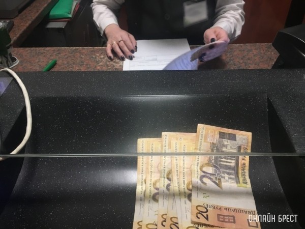 В некоторых случаях вам не вернут купюры, которые вы принесли в обменник. «Беларусбанк» рассказал про новые правила обмена денег В некоторых случаях вам не вернут купюры, которые вы принесли в обменник. «Беларусбанк» рассказал про новые правила обмена денег