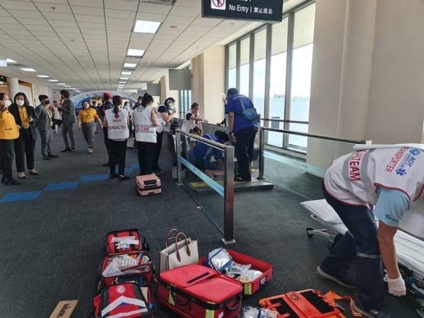 Плюс фобия: Женщина лишилась ноги, споткнувшись на траволаторе в аэропорту Бангкока Плюс фобия: Женщина лишилась ноги, споткнувшись на траволаторе в аэропорту Бангкока