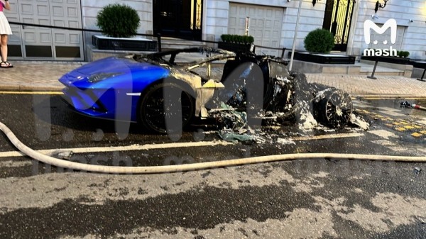 В центре Москвы сгорел редкий Lamborghini Aventador S roadster – видео В центре Москвы сгорел редкий Lamborghini Aventador S roadster – видео