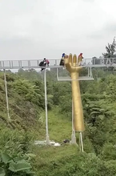 В Индонезии обрушился стеклянный мост, погибла женщина В Индонезии обрушился стеклянный мост, погибла женщина