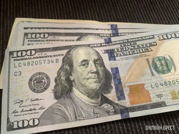 Белорусы уже полгода больше сдают валюту, чем покупают