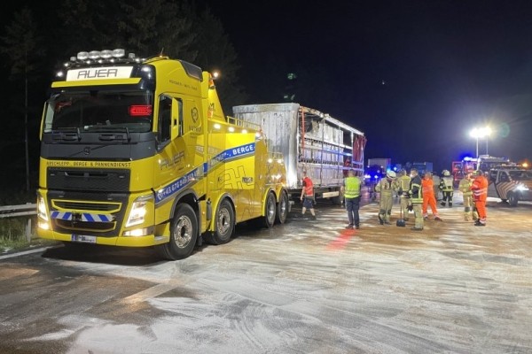 В Австрии тягач белоруса сгорел от попавшего под него мотоцикла В Австрии тягач белоруса сгорел от попавшего под него мотоцикла