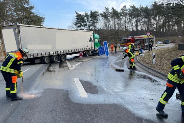 В Германии из фуры белоруса при ДТП вылилось 300 литров топлива В Германии из фуры белоруса при ДТП вылилось 300 литров топлива